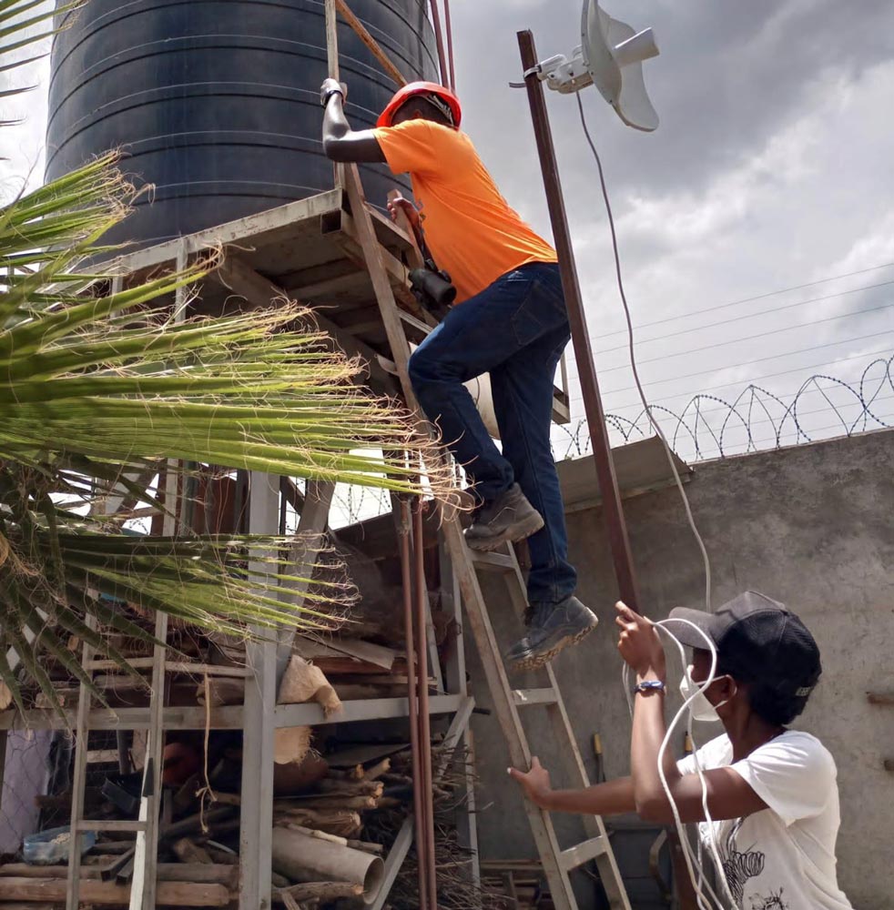 Afchix-community-network-volunteeer-at-work